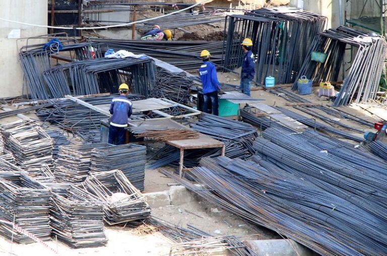 Với giá nhiên liệu bình quân tăng và đạt mức 100% so với đầu năm 2026, dự toán chi phí xây dựng của các công trình giao thông có thể tăng đến 18,45%. Vì vậy, Bộ Xây dựng đề nghị các địa phương căn cứ vào quy định pháp luật đã có để hướng dẫn chủ đầu tư, nhà thầu điều chỉnh đơn giá hợp đồng xây dựng, tháo gỡ khó khăn cho nhà thầu.
