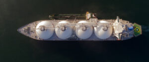 Pakistan đã đón nhận chuyến hàng khí hóa lỏng (LNG) đầu tiên sau gần hai tháng khi một tàu chở LNG cập cảng GasPort, đánh dấu bước giảm nhẹ đầu tiên cho cuộc khủng hoảng năng lượng tại nước này. Theo dữ liệu từ MarineTraffic, tàu chở khí hóa lỏng (LNG) mang cờ Đan Mạch Seapeak Magellan đã rời cảng Sabine Pass ở Hoa Kỳ vào ngày 31 tháng 3 và đến cảng Qasim ở Pakistan vào ngày 30 tháng 4. Theo báo The News đưa tin hôm thứ Sáu, 140.000 mét khối khí LNG đã bắt đầu được bơm vào mạng lưới khí đốt quốc gia dưới dạng khí hóa lỏng tái hóa (RLNG). Theo tờ The News, lô hàng này do tập đoàn năng lượng lớn của Pháp TotalEnergies, một trong những nhà kinh doanh khí hóa lỏng (LNG) lớn nhất thế giới, thu xếp với giá 18,40 đô la Mỹ/triệu đơn vị nhiệt Anh (MMBtu). Đây là chuyến hàng LNG đầu tiên đến Pakistan kể từ khi một lô hàng khác có nguồn gốc từ Mỹ đến Pakistan vào những ngày đầu của cuộc chiến ở Trung Đông. Trong khi đó, Pakistan đang tìm cách để bốn lô hàng khí hóa lỏng (LNG) của Qatar bị mắc kẹt ở Vịnh Ba Tư được vận chuyển đến, nhưng tình hình tại eo biển Hormuz vẫn bất ổn với rất ít tàu chở dầu và LNG đi qua trong những ngày gần đây. Giá khí tự nhiên hóa lỏng (LNG) giao ngay tại châu Á đã tăng vọt kể từ khi cuộc chiến ở Iran khiến toàn bộ nguồn cung LNG từ Trung Đông, bao gồm Qatar và UAE, bị mắc kẹt phía sau eo biển Hormuz. Tuy nhiên, Pakistan đã lần đầu tiên tham gia thị trường giao ngay sau gần ba năm do thiếu nguồn cung LNG dài hạn từ Qatar đã gây ra khủng hoảng điện năng và tình trạng mất điện trên diện rộng. Pakistan đã dựa vào nguồn cung cấp khí đốt tự nhiên hóa lỏng (LNG) dài hạn của Qatar trong nhiều năm, nhưng cuộc chiến ở Trung Đông đã dẫn đến việc ngừng sản xuất và xuất khẩu LNG của Qatar. Mặc dù giá khí tự nhiên hóa lỏng (LNG) giao ngay tại châu Á đang ở mức cao, Pakistan dường như không còn lựa chọn nào khác ngoài việc tham gia thị trường giao ngay lần đầu tiên kể từ năm 2023 khi cuộc khủng hoảng năng lượng ngày càng trầm trọng trong những tuần gần đây với tình trạng mất điện và phân phối nhiên liệu theo định mức.