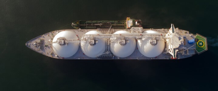 Pakistan đã đón nhận chuyến hàng khí hóa lỏng (LNG) đầu tiên sau gần hai tháng khi một tàu chở LNG cập cảng GasPort, đánh dấu bước giảm nhẹ đầu tiên cho cuộc khủng hoảng năng lượng tại nước này. Theo dữ liệu từ MarineTraffic, tàu chở khí hóa lỏng (LNG) mang cờ Đan Mạch Seapeak Magellan đã rời cảng Sabine Pass ở Hoa Kỳ vào ngày 31 tháng 3 và đến cảng Qasim ở Pakistan vào ngày 30 tháng 4. Theo báo The News đưa tin hôm thứ Sáu, 140.000 mét khối khí LNG đã bắt đầu được bơm vào mạng lưới khí đốt quốc gia dưới dạng khí hóa lỏng tái hóa (RLNG). Theo tờ The News, lô hàng này do tập đoàn năng lượng lớn của Pháp TotalEnergies, một trong những nhà kinh doanh khí hóa lỏng (LNG) lớn nhất thế giới, thu xếp với giá 18,40 đô la Mỹ/triệu đơn vị nhiệt Anh (MMBtu). Đây là chuyến hàng LNG đầu tiên đến Pakistan kể từ khi một lô hàng khác có nguồn gốc từ Mỹ đến Pakistan vào những ngày đầu của cuộc chiến ở Trung Đông. Trong khi đó, Pakistan đang tìm cách để bốn lô hàng khí hóa lỏng (LNG) của Qatar bị mắc kẹt ở Vịnh Ba Tư được vận chuyển đến, nhưng tình hình tại eo biển Hormuz vẫn bất ổn với rất ít tàu chở dầu và LNG đi qua trong những ngày gần đây. Giá khí tự nhiên hóa lỏng (LNG) giao ngay tại châu Á đã tăng vọt kể từ khi cuộc chiến ở Iran khiến toàn bộ nguồn cung LNG từ Trung Đông, bao gồm Qatar và UAE, bị mắc kẹt phía sau eo biển Hormuz. Tuy nhiên, Pakistan đã lần đầu tiên tham gia thị trường giao ngay sau gần ba năm do thiếu nguồn cung LNG dài hạn từ Qatar đã gây ra khủng hoảng điện năng và tình trạng mất điện trên diện rộng. Pakistan đã dựa vào nguồn cung cấp khí đốt tự nhiên hóa lỏng (LNG) dài hạn của Qatar trong nhiều năm, nhưng cuộc chiến ở Trung Đông đã dẫn đến việc ngừng sản xuất và xuất khẩu LNG của Qatar. Mặc dù giá khí tự nhiên hóa lỏng (LNG) giao ngay tại châu Á đang ở mức cao, Pakistan dường như không còn lựa chọn nào khác ngoài việc tham gia thị trường giao ngay lần đầu tiên kể từ năm 2023 khi cuộc khủng hoảng năng lượng ngày càng trầm trọng trong những tuần gần đây với tình trạng mất điện và phân phối nhiên liệu theo định mức.