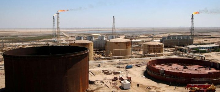Sản lượng dầu của OPEC đã giảm xuống mức thấp nhất kể từ năm 2000, với sản lượng giảm 830.000 thùng mỗi ngày (bpd) xuống mức trung bình 20,04 triệu bpd trong tháng 4, theo một cuộc khảo sát của Reuters được công bố hôm thứ Hai.