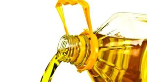Trong bối cảnh giá dầu tăng cao, Thủ tướng Ấn Độ đã kêu gọi người dân của quốc gia lớn nhất thế giới tiết kiệm năng lượng và giảm tiêu thụ dầu mỏ, điều này đã làm dấy lên sự bi quan trong giới bán dầu cọ, khi nguồn cung của họ cho Ấn Độ giảm 26% trong tháng 4, dẫn đến giá cả giảm.