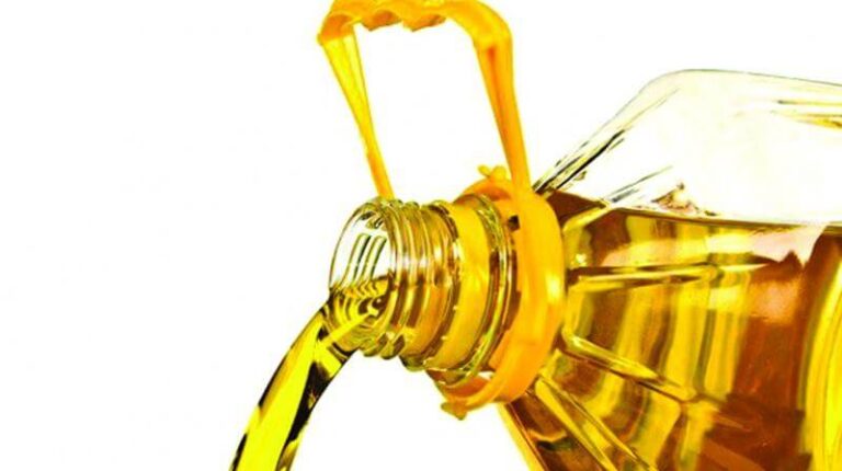 Trong bối cảnh giá dầu tăng cao, Thủ tướng Ấn Độ đã kêu gọi người dân của quốc gia lớn nhất thế giới tiết kiệm năng lượng và giảm tiêu thụ dầu mỏ, điều này đã làm dấy lên sự bi quan trong giới bán dầu cọ, khi nguồn cung của họ cho Ấn Độ giảm 26% trong tháng 4, dẫn đến giá cả giảm.