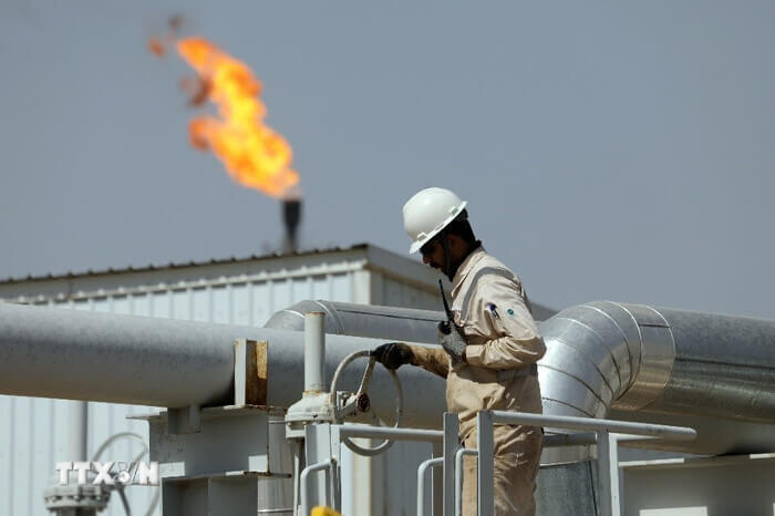 Iraq là một trong những nước đầu tiên cắt giảm sản lượng ngay khi xung đột bùng nổ do hạn chế về kho lưu trữ nội địa giữa lúc hoạt động vận tải qua eo biển Hormuz đình trệ.