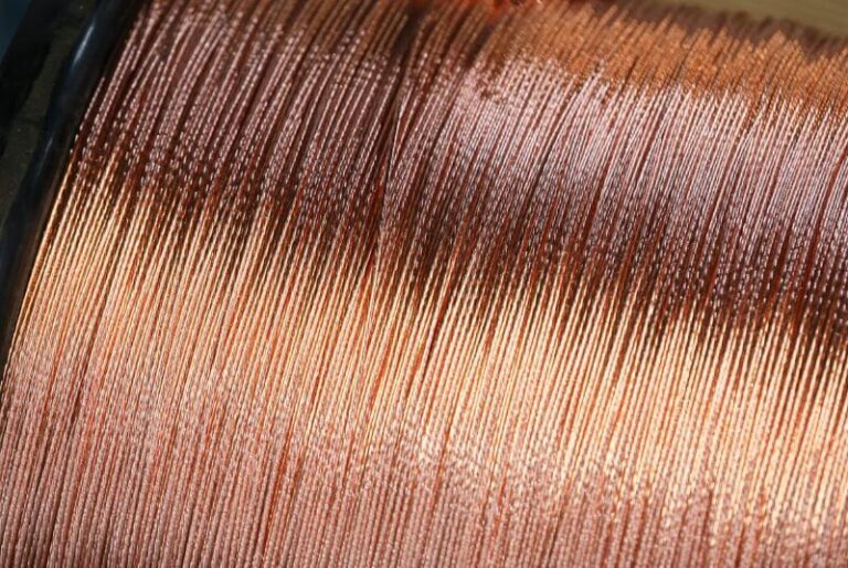 Giá kim loại đồng tăng lên mức cao kỷ lục hơn 14.200 USD/tấn do lo ngại gián đoạn nguồn cung toàn cầu và chi phí luyện kim leo thang.