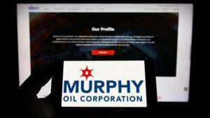 Ông Eric M. Hambly, Chủ tịch kiêm Tổng Giám đốc Murphy Oil, cho biết công ty đang tránh đưa ra các quyết định mang tính dự báo dựa trên biến động giá dầu hiện nay.