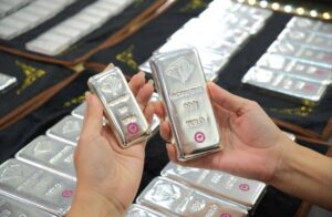 Giá bạc giảm mạnh, nhiều thương hiệu mất tới 6 triệu đồng/kg
