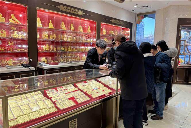 Trung Quốc “bắt đáy” vàng trong tháng 5, kéo dài chuỗi 19 tháng mua liên tiếp Ngân hàng Nhân dân Trung Quốc (PBOC) tiếp tục gia tăng dự trữ vàng trong tháng 5, đánh dấu tháng mua ròng thứ 19 liên tiếp. Động thái này diễn ra trong bối cảnh giá vàng thế giới điều chỉnh giảm tháng thứ ba liên tiếp sau giai đoạn lập đỉnh lịch sử, cho thấy Bắc Kinh đang tận dụng các nhịp điều chỉnh để tiếp tục tích lũy kim loại quý. Theo dữ liệu mới công bố, dự trữ vàng của Trung Quốc đã tăng thêm khoảng 320.000 ounce trong tháng 5. Đây là chuỗi mua vàng dài nhất của PBOC kể từ khi nước này bắt đầu công bố dữ liệu dự trữ thường xuyên hơn trong thập kỷ qua. Trung Quốc tiếp tục chiến lược tích lũy vàng Việc PBOC liên tục mua vàng cho thấy vàng vẫn đóng vai trò quan trọng trong chiến lược đa dạng hóa dự trữ ngoại hối của Trung Quốc. Trong bối cảnh môi trường tài chính toàn cầu còn nhiều bất ổn và căng thẳng địa chính trị gia tăng, vàng được xem là tài sản trú ẩn có khả năng bảo toàn giá trị hiệu quả. Các chuyên gia nhận định hoạt động mua vàng của Trung Quốc không đơn thuần nhằm tìm kiếm lợi nhuận ngắn hạn mà là một phần trong chiến lược giảm dần sự phụ thuộc vào các tài sản dự trữ truyền thống, đặc biệt là đồng USD. Giá vàng điều chỉnh nhưng nhu cầu từ ngân hàng trung ương vẫn mạnh Tháng 5 ghi nhận đợt điều chỉnh của giá vàng thế giới sau khi kim loại quý này lập đỉnh vào đầu năm. Áp lực đến từ kỳ vọng lãi suất toàn cầu duy trì ở mức cao trong thời gian dài hơn và lợi suất trái phiếu tăng trở lại, khiến sức hấp dẫn của vàng phần nào suy giảm. Tuy nhiên, nhu cầu từ các ngân hàng trung ương vẫn là một trong những động lực hỗ trợ quan trọng nhất cho thị trường vàng toàn cầu. Hoạt động mua vào của Trung Quốc cùng nhiều nền kinh tế mới nổi đã góp phần duy trì nền tảng hỗ trợ dài hạn cho giá vàng bất chấp những đợt điều chỉnh ngắn hạn. Địa chính trị tiếp tục thúc đẩy nhu cầu dự trữ vàng Xu hướng gia tăng dự trữ vàng của các ngân hàng trung ương trên thế giới được thúc đẩy bởi những bất ổn địa chính trị ngày càng lớn. Xung đột tại Trung Đông, cạnh tranh chiến lược giữa các cường quốc và các rủi ro đối với hệ thống tài chính toàn cầu khiến nhiều quốc gia đẩy mạnh tích lũy vàng như một tài sản dự phòng chiến lược. Goldman Sachs từng nhận định nhu cầu mua vàng từ các ngân hàng trung ương có thể tiếp tục tăng trong những năm tới khi xu hướng đa dạng hóa dự trữ ngoại hối ngày càng trở nên rõ nét. Tác động đến thị trường vàng toàn cầu Trung Quốc hiện là một trong những quốc gia nắm giữ lượng dự trữ vàng lớn nhất thế giới. Do đó, bất kỳ thay đổi nào trong chính sách dự trữ vàng của nước này đều có ảnh hưởng đáng kể tới tâm lý thị trường. Việc PBOC tiếp tục mua vàng trong giai đoạn giá điều chỉnh được xem là tín hiệu cho thấy nhu cầu từ khu vực chính thức vẫn rất vững chắc. Điều này có thể giúp hạn chế đà giảm sâu của vàng nếu thị trường tiếp tục chịu áp lực từ lãi suất cao hoặc đồng USD mạnh lên. Triển vọng thị trường vàng thời gian tới Trong ngắn hạn, giá vàng vẫn chịu ảnh hưởng lớn từ triển vọng chính sách tiền tệ của Mỹ, diễn biến lợi suất trái phiếu và sức mạnh của đồng USD. Tuy nhiên, hoạt động mua vào liên tục của Trung Quốc cùng các ngân hàng trung ương khác đang tạo ra lực đỡ quan trọng cho thị trường. Đối với nhà đầu tư giao dịch hàng hóa tại Edu Trade, xu hướng tích lũy vàng của Trung Quốc là tín hiệu đáng chú ý bởi nó phản ánh niềm tin dài hạn vào vai trò của kim loại quý trong hệ thống tài chính toàn cầu. Đây sẽ tiếp tục là yếu tố hỗ trợ quan trọng đối với triển vọng giá vàng trong trung và dài hạn.
